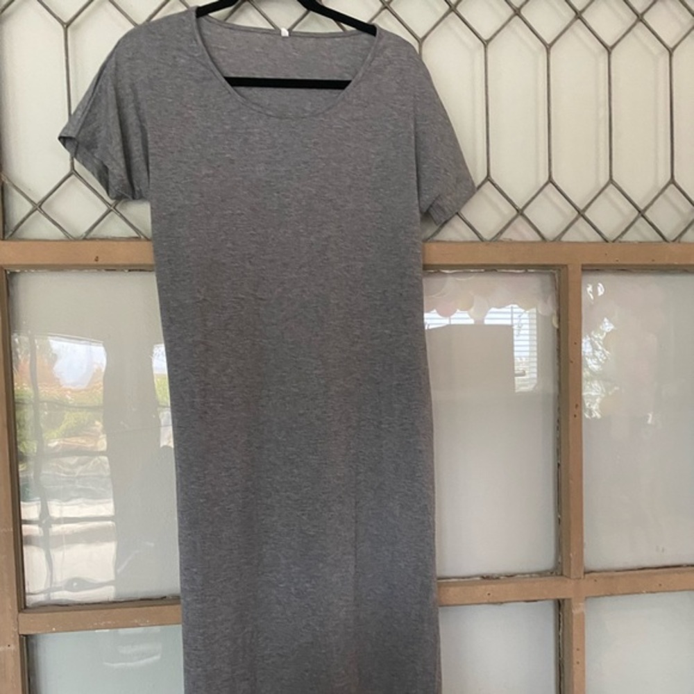 FUN & FLATTERING grey "t-shirt" dress with side slots and curved hem😎easy!!!